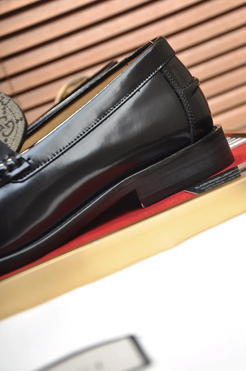 Men's shoes💰560💶Italy's top luxury men's shoe giant (GUCCI) (Gucci) (full cowhide lining) new arrival🍃Original European style🔰 Pleasant to the eye😍In order to make the shoes more durable and non-deformable🌀The production continues to follow traditional methods but there is still no lack of innovation💪Choose original sheepskin for the leather♻️ Smooth and natural And extra bright ⭐Made of imported cowhide, the first choice of rich people 38-45 (45 customized)
